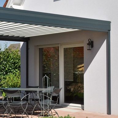 Pergola bioclimatique avec store